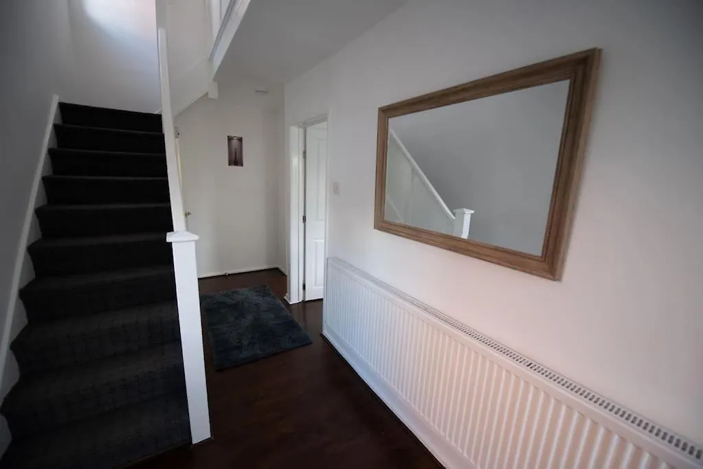 Spacious 3 Bed Home Manchester Airport Free Parking-1