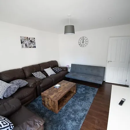 Spacious 3 Bed Home Manchester Airport Free Parking-3