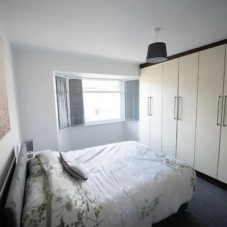 Spacious 3 Bed Home Manchester Airport Free Parking-2